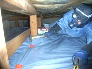 防湿シートはペグで固定します