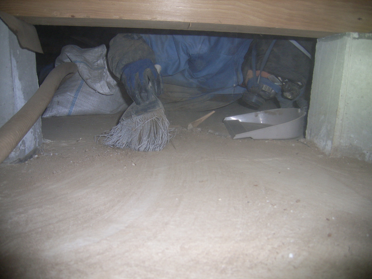 床下の土埃・ゴミを箒で集めます