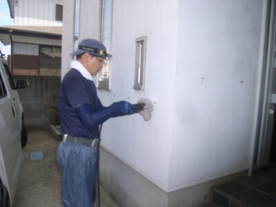 モルタル外壁を穿孔して注入