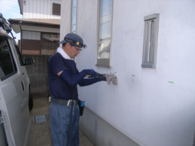 羽アリが発生した納戸壁内への薬剤注入