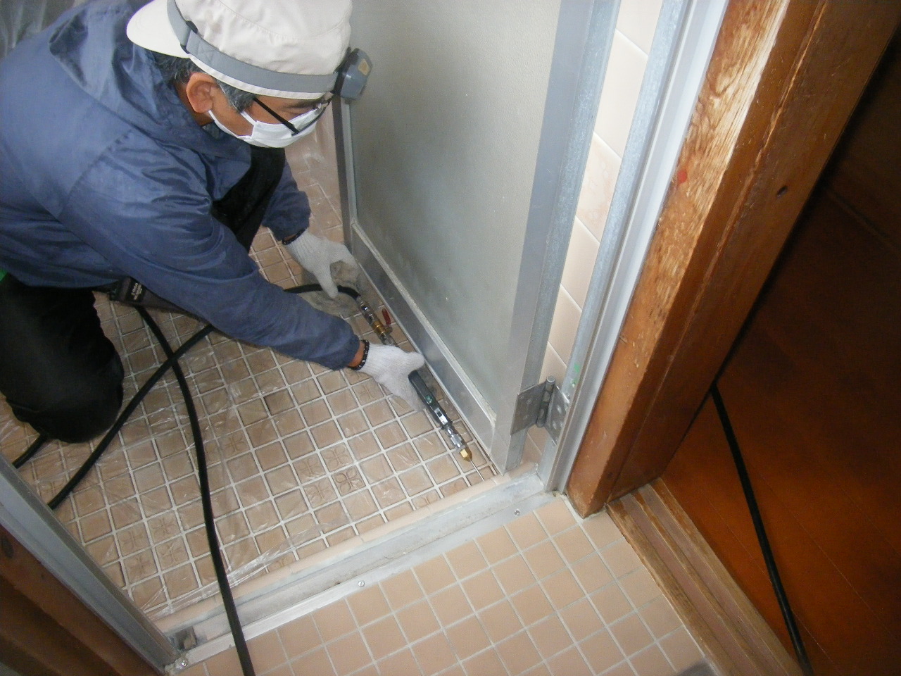 当然入口敷居の目地からも注入