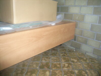 玄関の上がり框の下にねずみの出入り口があります