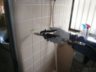 浴室タイル目地への穿孔注入