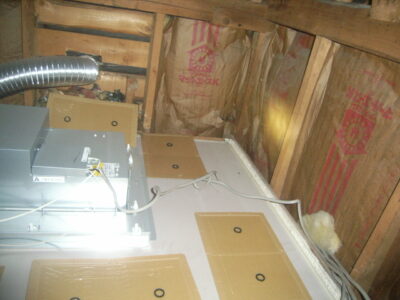 ユニットバス天井裏への粘着シート敷設例