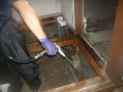 最後に土壌処理剤を散布します