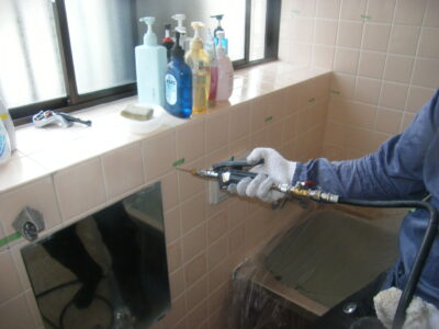 すべての浴室壁面へ薬剤を注入